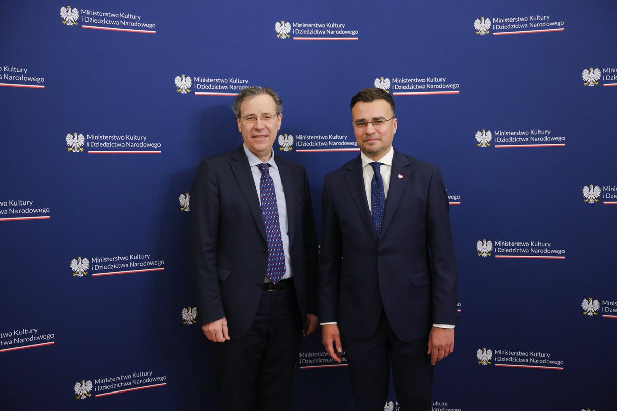 PoselWrobel's tweet image. Spotkałem się z ambasadorem Niemiec w Polsce @Amb_Berger Rozmawialiśmy przede wszystkim o dalszej współpracy w zakresie restytucji polskich dóbr kultury wywiezionych do Niemiec podczas II wojny światowej. Wśród tematów spotkania była także budowa pomnika polskich ofiar II wojny…