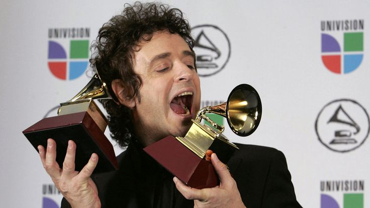 Es verdad es tan anti-latino que miren lo furioso que estaba cuando ganó dos Grammy latinos en 2006
