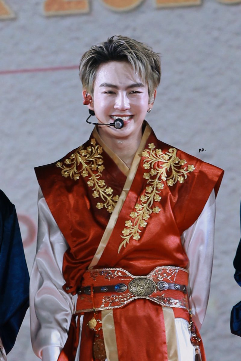 พี่อาตี๋ฮาร์ทชู่วว ตาขีดยิ้มหวาน ~~

CNY ICONSIAM WITH BUS 

#BUSCNYatICONSIAM 
#CNYatICONSIAM  #BUSbecauseofyouishine 
#HEARTchuthiwat