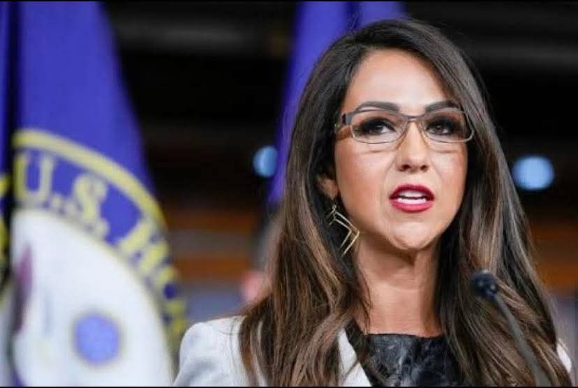 🚨ULTIMA ORA:
La deputata #LaurenBoebert ha appena fatto terra bruciata su Newsmax dopo aver visto gli #EpsteinFiles non censurati:

Dice che è MOLTO più oscuro di quanto chiunque immaginasse, email di tortura, riferimenti costanti al "consumo", un posto chiamato letteralmente