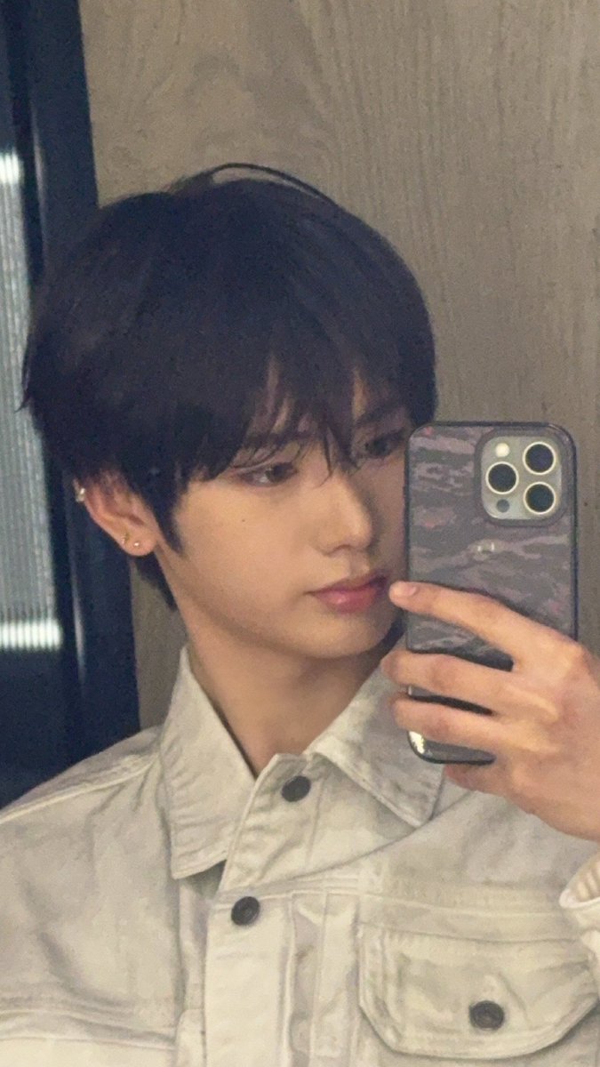 디어 tweet media