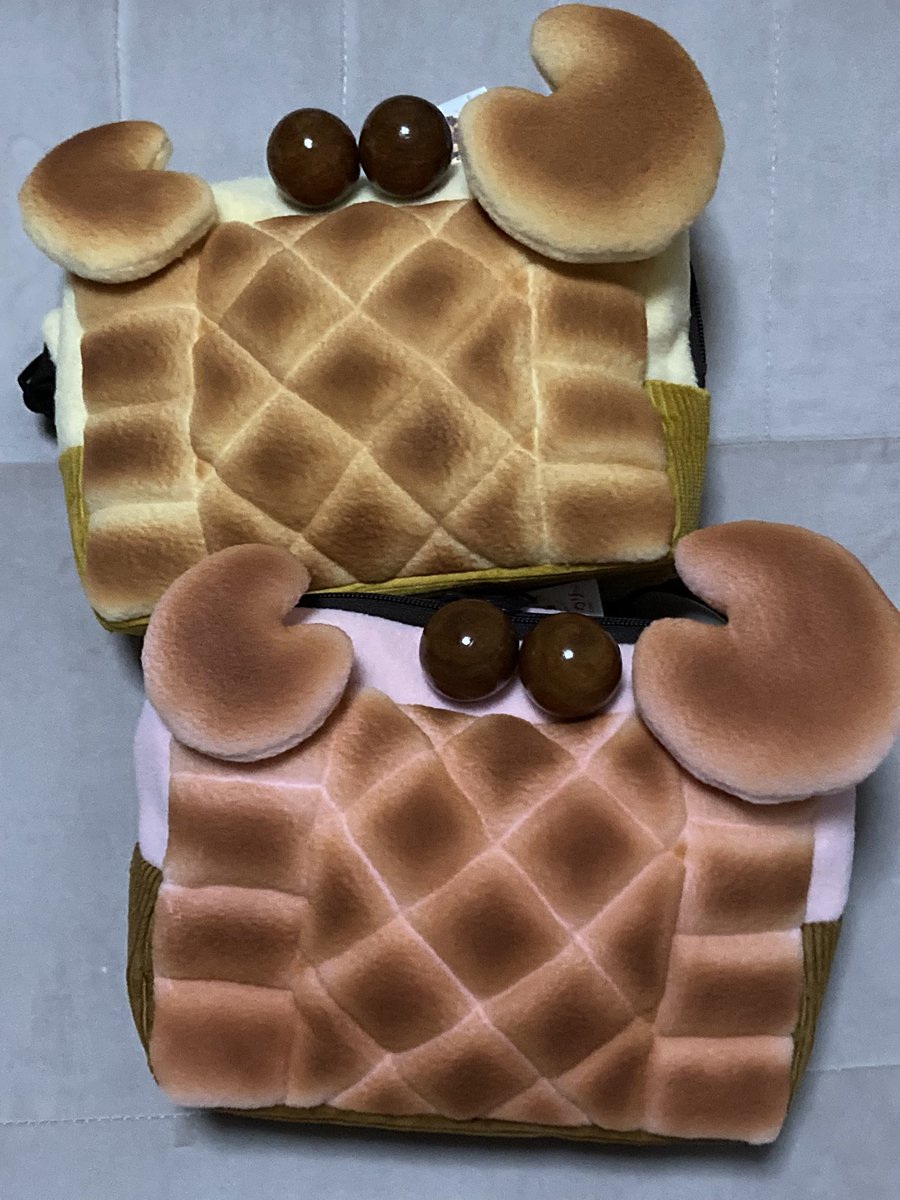 マリさんベーカリー(@marisan_bakery )さんよりカニパンのボディバッグ