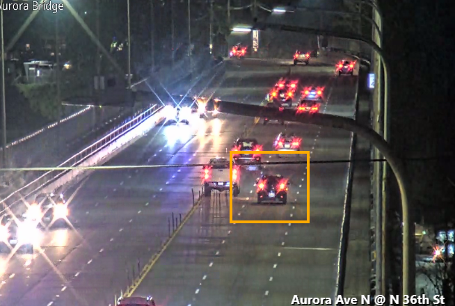 Aurora Bridge 上有故障车辆，堵塞 SB 中心车道。请注意。