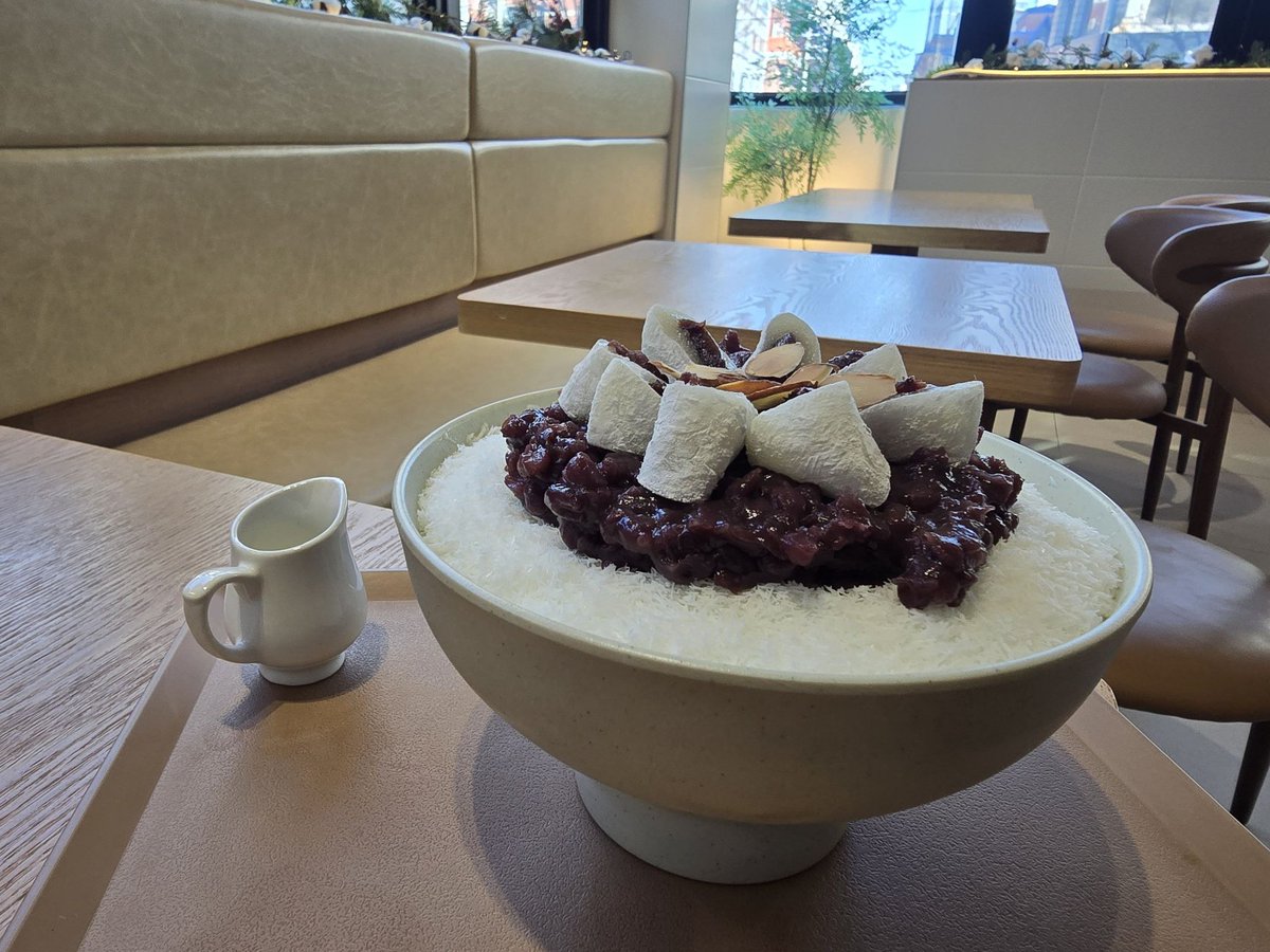 포슬포슬 눈꽃 같은 얼음 위에 달콤한 팥, 쫀득한 떡까지—
따뜻해진 날씨랑 찰떡이네요.
하루 만에 계절이 바뀐 것 같은 이런 날,
괜히 마음도 가벼워지지 않나요?
겨울 코트 벗고 봄 공기 한 모금 마신 기분 ☀️
오늘은 진짜, 봄이 먼저 인사하러 온 날 같아요.

#봄이온듯
#따뜻한하루
#계절변화