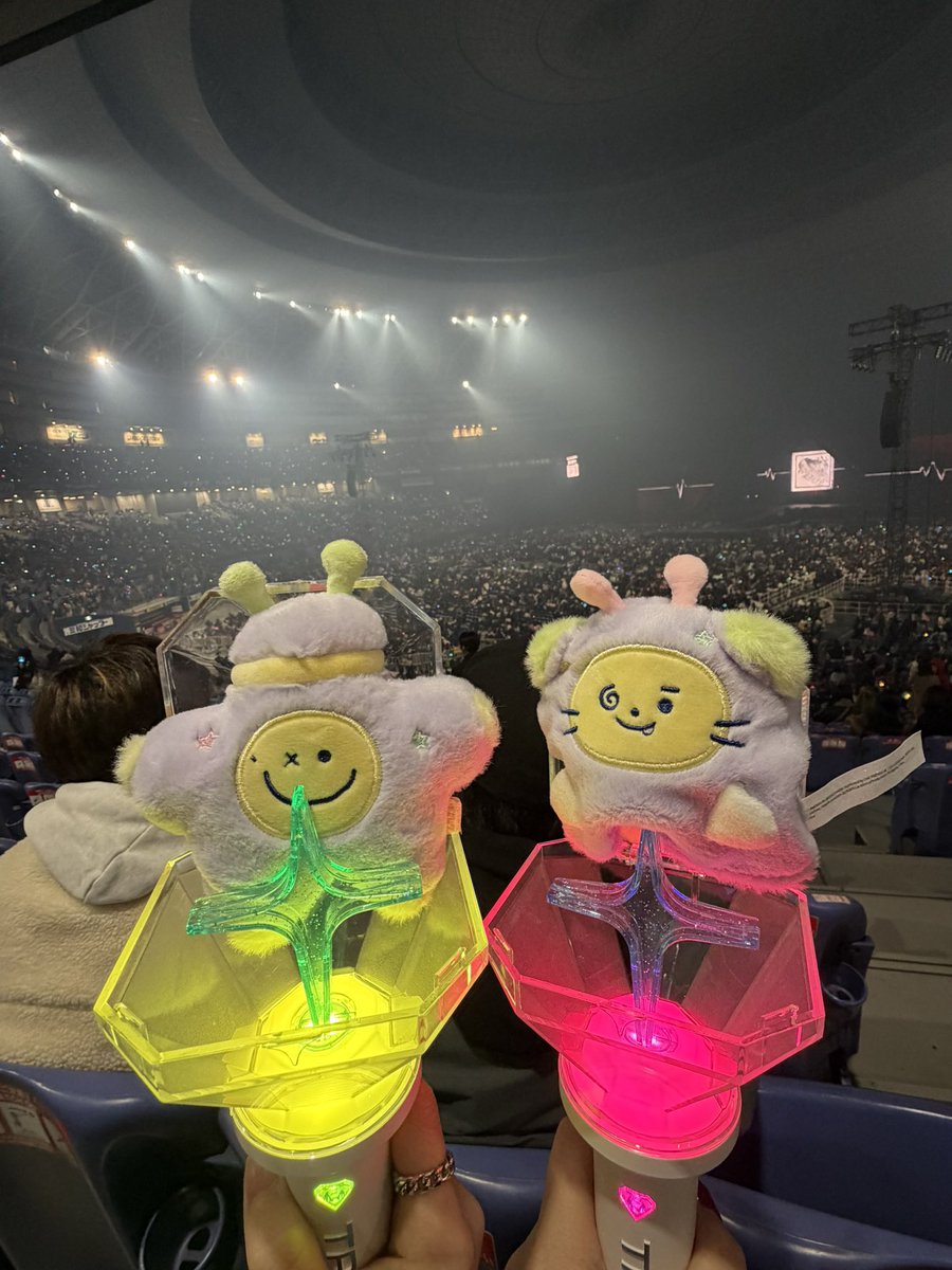 Lnct_08's tweet photo. treasure初遠征💎
楽しかった
カラフルで綺麗だった🌈
#TREASURE https://t.co/DG0lOaXCWG