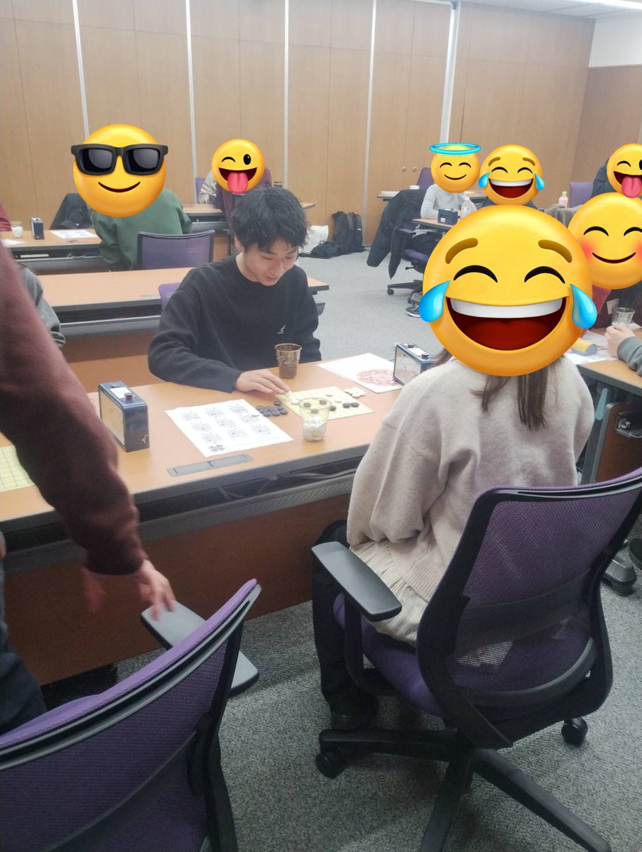 次の教室まであと2日になりました。
教室の内容は指導碁・講座・交流対局を予定しております。

本日、大阪大学の囲碁授業のお手伝いに行ってきました。
短い期間でも、こんなに打てるようになるのかと驚かされました。
これからも続けて囲碁を楽しんでもらえたら嬉しいです。
(小西)