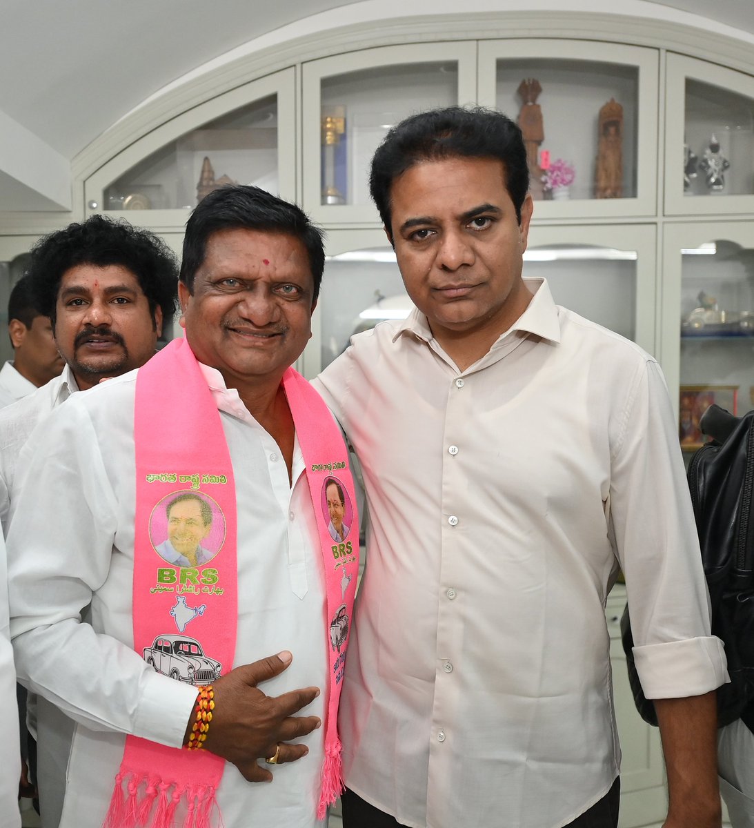KosamPrajala's tweet photo. ఈరోజు కల్వకుంట్ల తారక రామారావు గారితో మిద్దెల వారి స్వగృహం నంది నగర్ లో https://t.co/tZcoVrzSul