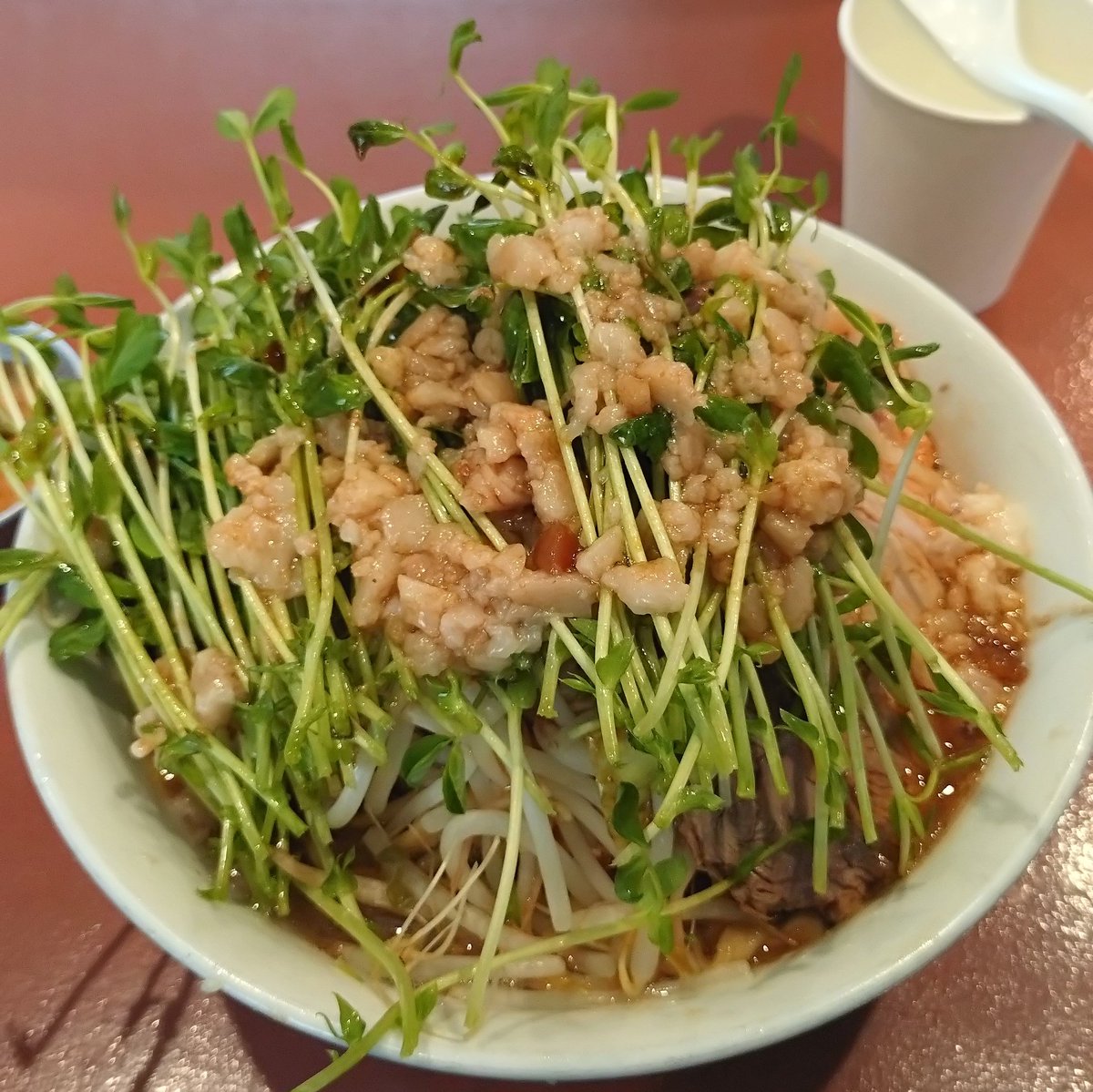 qJz2Bih2B8bpNEG's tweet photo. 2026年2月7日 昼
THE SUN COMEN 富山市
ラーメン300g脂マシマシ+豆苗 1200円
開店ぴったりに着くも15人目…
でも意外に流れてて、30分程度でご対面
豆苗トッピングで野菜摂取!
とかはどうでもいい程の背脂に大満足。今日の麺は歯切れの良い食感だったけど、前回のモチモチがベストかな
#THESUNCOMEN https://t.co/DWpmLOqj1r