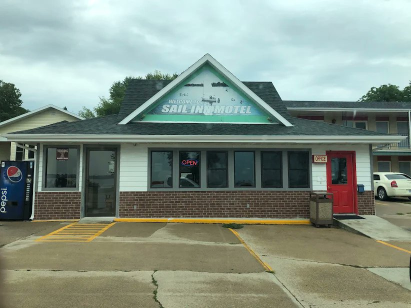 Mike___Hunts's tweet photo. My Hot Sexy Wife and I are enjoying the inspirational Thursday Conference at the Sail Inn Motel!  To each speaker: AMAZING WORK! 

"May this Thursday bring you peace, joy, and prosperity, and may you find blessings in every moment."

-Dr. Dick Dicks 

#thursdayvibes 
#OWL
#shred https://t.co/s6JlMnHPMm