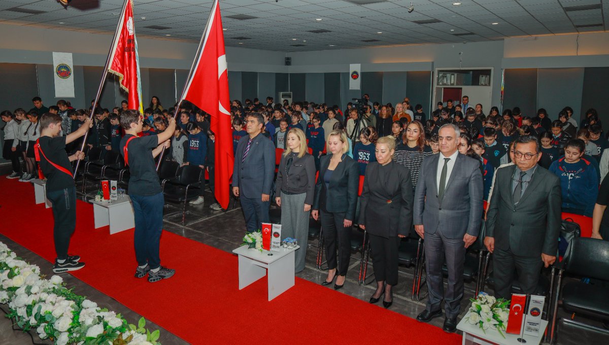 GKV Özel Okulları Konferans Salonunda düzenlenen "8 Şubat Antep'e Gazilik Ünvanı Verilişinin 105. Yıl Dönümü" töreni, Gaziantep Kolej Vakfı Özel Okulları Genel Müdürü Sayın Fevzi Gürsel, idarecilerimiz, öğretmenlerimiz, öğrencilerimiz ve velilerimizin katılımı ile gerçekleşti.