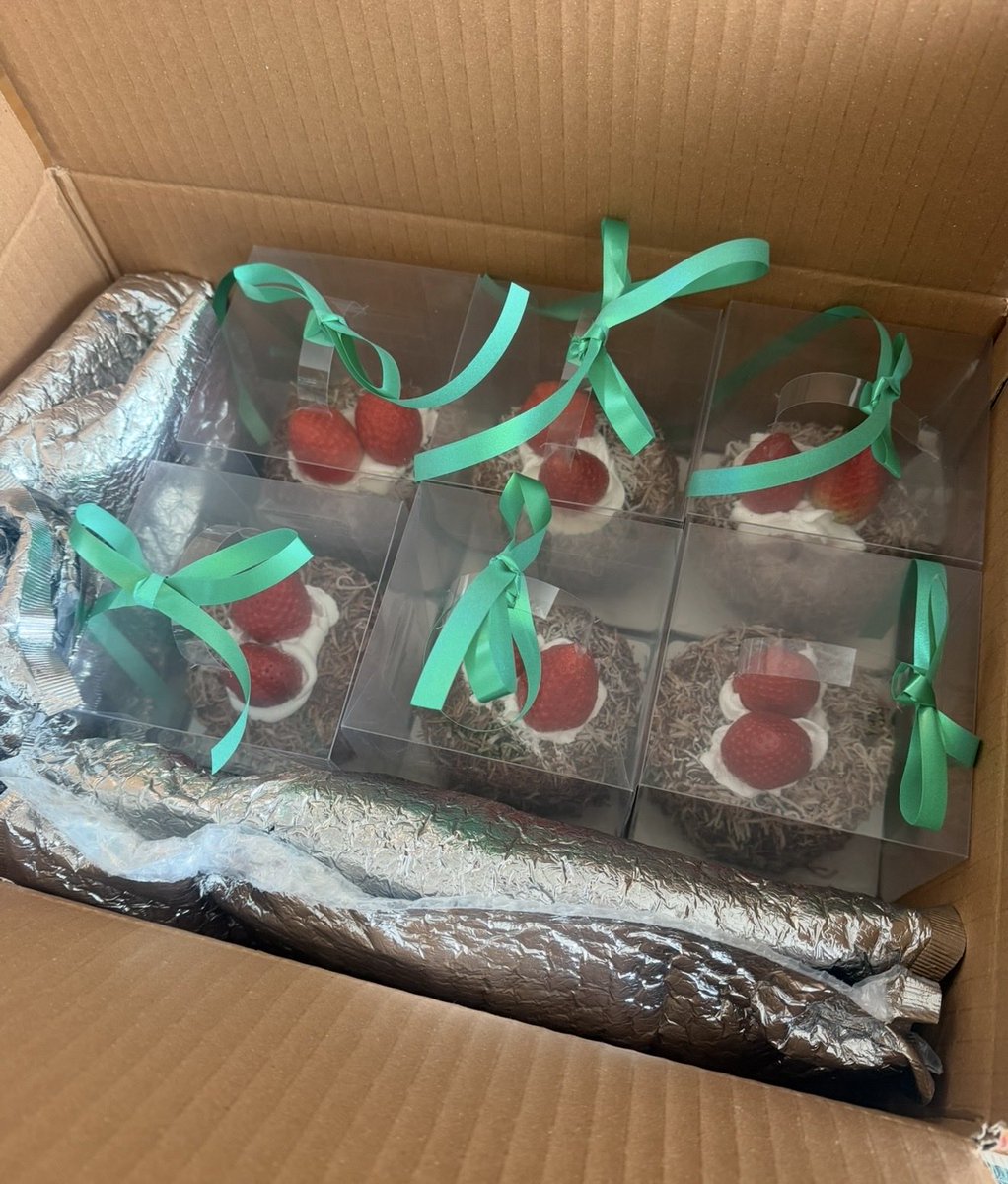 #20260212_팬싸인회

SUPER BIRTHDAY 비하인드 영상을 찍은
케이크가 생각나기도 하고 초콜릿 미션을 받아
딸기 초코케이크를 만들어서 가보았습니다 ! 🍓🍫🎂
모두들 긴 연휴 동안 아프지 말고 복 가득 하기 ! 
주말도 아닌데 귀한 시간 내주셔서 감사하고 💚
사랑합니다 ~̆̈ .~̆̈

#장동우 #SWAY