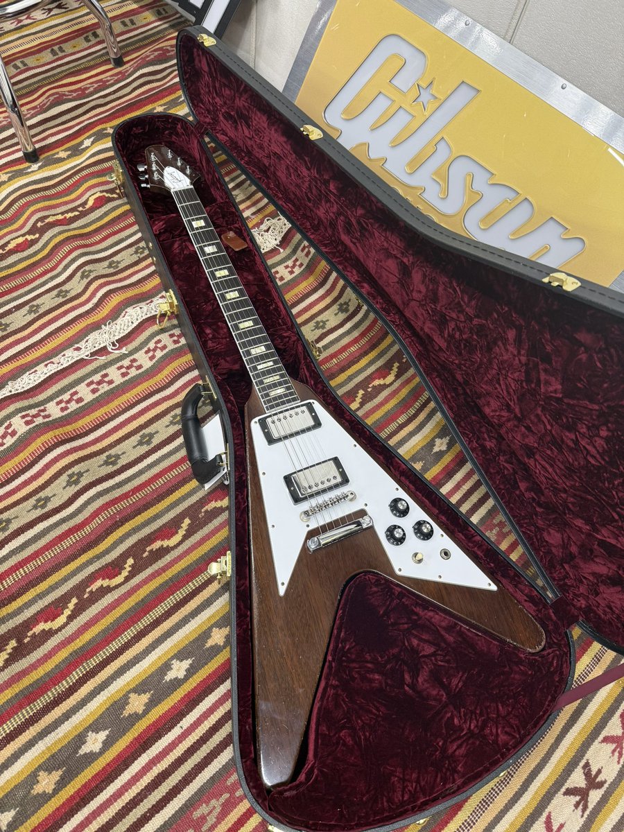 Toriashi_VYT's tweet image. フライングVだけを使い続けて21年。

また…一つ夢が叶った…。

Gibsonで世界に一本だけの…、
僕だけのフライングVを作っていただきました…！！

Gibsonを買うために死ぬほどバイトをしていた十代の自分にこんな未来があるなんて思ってもみなかった…。

Gibson フライングV一生愛してる…！！