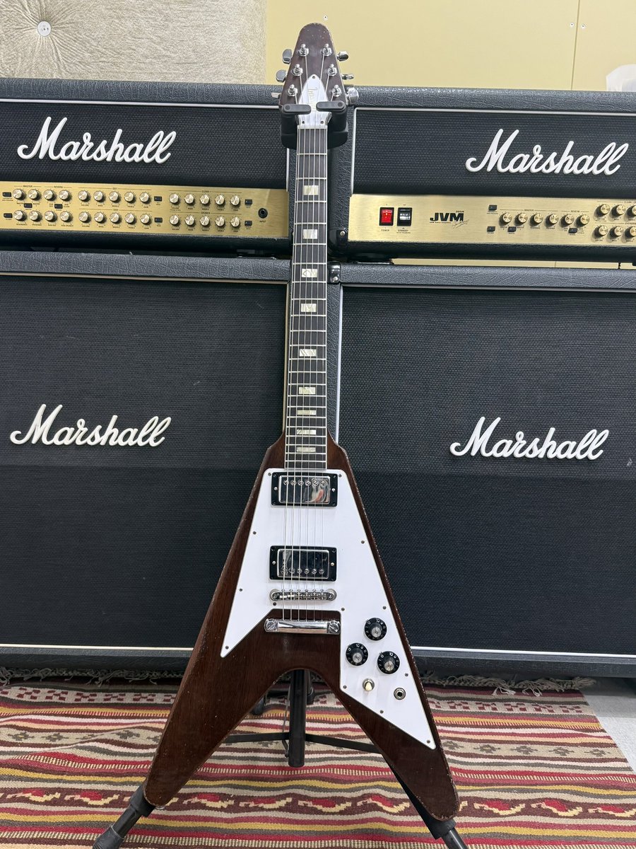 Toriashi_VYT's tweet image. フライングVだけを使い続けて21年。

また…一つ夢が叶った…。

Gibsonで世界に一本だけの…、
僕だけのフライングVを作っていただきました…！！

Gibsonを買うために死ぬほどバイトをしていた十代の自分にこんな未来があるなんて思ってもみなかった…。

Gibson フライングV一生愛してる…！！