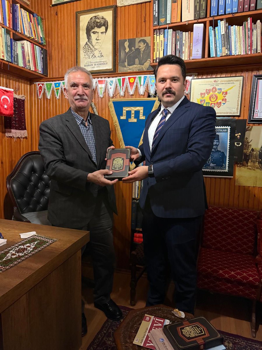 Aalparslandogan's tweet photo. Hoca Ahmet Yesevi Vakfı Genel Merkezi’ni ziyaret ederek Vakıf Başkanımız ve MYK Üyemiz Sayın Davut Haskırış Ağabeyimizle bir araya geldik.

Ülkü Ocakları Genel Merkezimiz tarafından özel olarak hazırlanan Yusuf Akçura’nın “Üç Tarz-ı Siyaset”, “Türkçülüğün Tarihi” ve “Şark Meselesine Dair” eserlerini içeren kitabımızı ve “Bağımlılıkla Mücadele” konulu özel sayımız olan Ülkü Ocakları dergimizi hediye ettik.

Pir-i Türkistan Hoca Ahmet Yesevi’nin emanetini nesilden nesile aktaran faaliyetleri ve Türk dünyasına yönelik değerli çalışmalarından dolayı kendilerine muvaffakiyetler diliyorum.🇹🇷