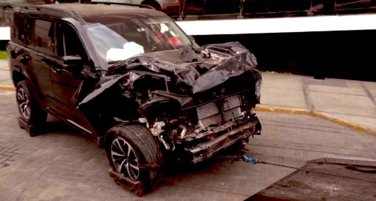 Unas horas antes del accidente de Laura Spoya, Mario subió esta historia donde la etiquetaba!
Así terminó la camioneta!