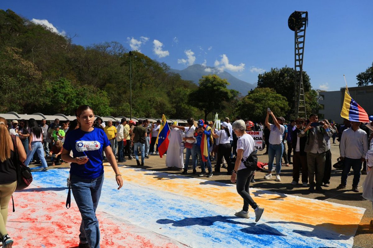 Pintando nuestra bandera 🏃‍♂️🏃‍♀️🇻🇪

Somos todos los venezolanos unidos gritando LIBERTAD. 

Por quienes no pueden hablar y siguen secuestrados, y por quienes seguimos esperando libertad real. 

📷 Imágenes desde la UCV:

#QueSeanTodos