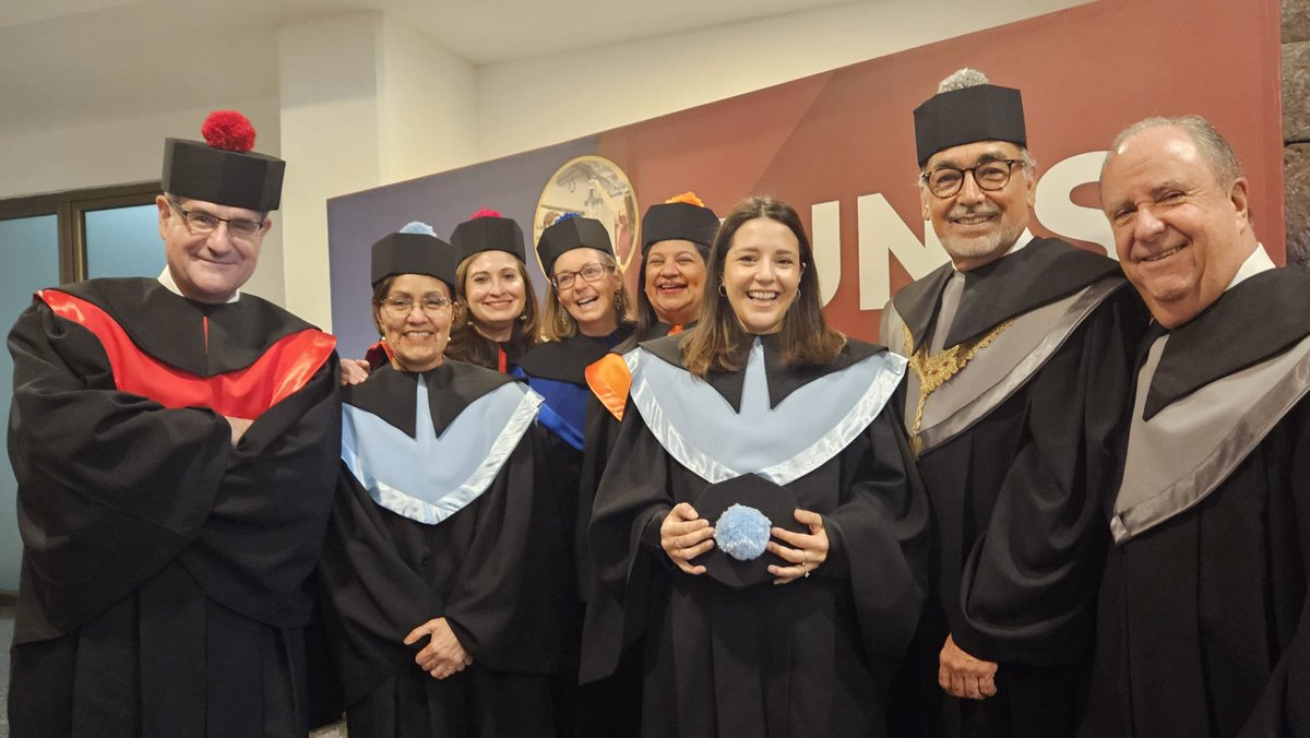 RafaelDomingoO1's tweet photo. Estoy pasando unos días deliciosos en la Universidad del Istmo de la Ciudad de Guatemala (@UNISgt ). Ayer tuve la fortuna de impartir la lección inaugural del curso académico 2026. Elogié la contemplación, esa capacidad humana  de conocer amando y amar conociendo.

Si algo se puede aprender en esa casa del saber, es a contemplar, debido a su precioso entorno natural, presidido por tres enormes volcanes, y a su museo de arte, integrado en los propios edificios del campus.

El equipo rectoral (en la foto) es excepcional: alegre, dinámico y eficiente. Dos vicerrectoras defendieron la tesis doctoral en la Universidad de Navarra: @ICS_unav  @unav @alumni_unav .

Mi enhorabuena al claustro académico y a los alumnos de esa querida universidad llamada a ser un potente motor de cambio social en Guatemala y en Centroamérica.