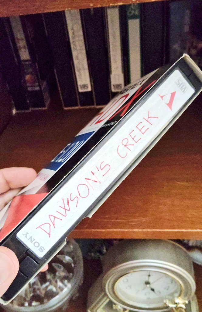 La 1° puntata è qui. L'avevo registrata per vederla con gli amici. Una serie lenta, per puntate intere non succedeva nulla, discorsi infiniti sulla vita. Ci ha insegnato ad aspettare. 
Ci ha confidato che anche dalla provincia si potevano fare sogni da città. #DawsonsCreek
