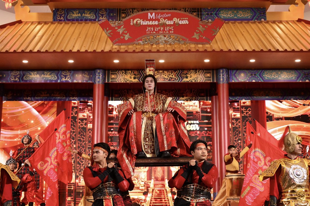 Hello98_th's tweet image. นานิ   หิรัญกฤษฎิ์  และเติ้ล–เฟิร์สวัน พร้อมด้วย #BNK48
เบิกฤกษ์ฉลองตรุษจีนปีม้าไฟสุดยิ่งใหญ่
งาน “JOY LUCK LOVE CHINESE NEW YEAR 2026”
🔗 facebook.com/share/p/1C6x2F…

#TheMallGroup #เทศกาลตรุษจีน #มะเมียทะยานไกลม้าไฟมหาเฮง #JoyLuckLoveChineseNewYear2026 #hirunkit_  #TleFirstone