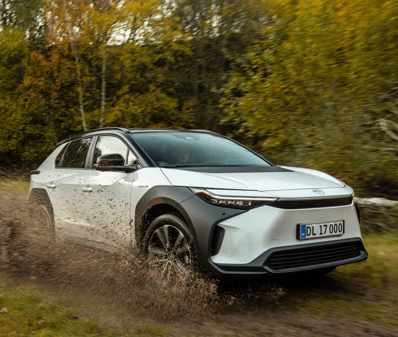 EVCharge_za's tweet photo. Toyota South Africa has just launched its first fully electric SUV. Based on Subaru off-road technology, the BZ4X AWD is Mzansi road capable with 210mm ground clearance and 500mm wading depth. The 73kWh battery delivers an impressive 518km WLTP range. https://t.co/fDy5jueu9D