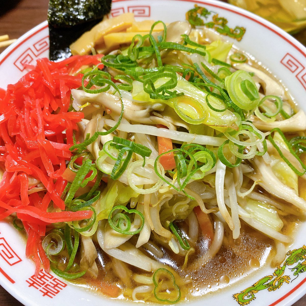 mire_na3's tweet photo. こんばんは🌃確定申告で追われる日々でむにゃむにゃです🥱やっと落ち着けそうです💪

一息ついてたら、昨年発症した帯状疱疹の名残が上半身に少し現れてる事に気づきました😂睡眠不足が原因だと思いますので、数日は早めに寝たいと思います😅

今日の夕飯は野菜たっぷ〜りラーメン🍜作りました〜😋 https://t.co/TTvBp3fMvI