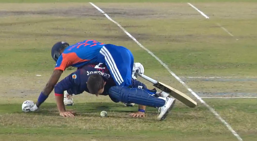 Kumarrahul9102's tweet image. When you both realize the biryani delivery guy is at the gate 🍗🚪
But only one of you can reach first 😭😂
Cricket? ❌
WWE: Pitch Edition 🤼‍♂️🏏

#CricketMeme #T20WorldCup2026
#INDvNAM