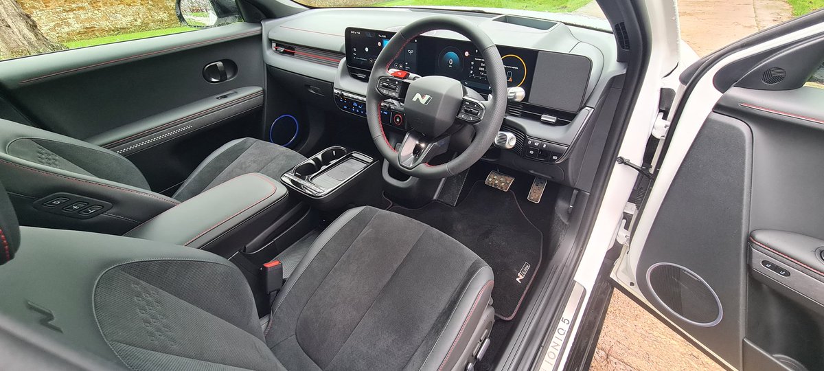 MttRbnsn's tweet image. Car No.5 (FINAL HYU BOSS): #Hyundai #Ioniq5 84kWh #AWD #NLineS.

Has 325hp, 0-62mph in 5.3secs, range 308mi, base price £56,755 but as tested £58,005 inc. #Atlas #White #Matte paint at £1,250.

+£1,500 cust. saving = *£56,505*.

All the fuN of the fair, just without 650hp...?