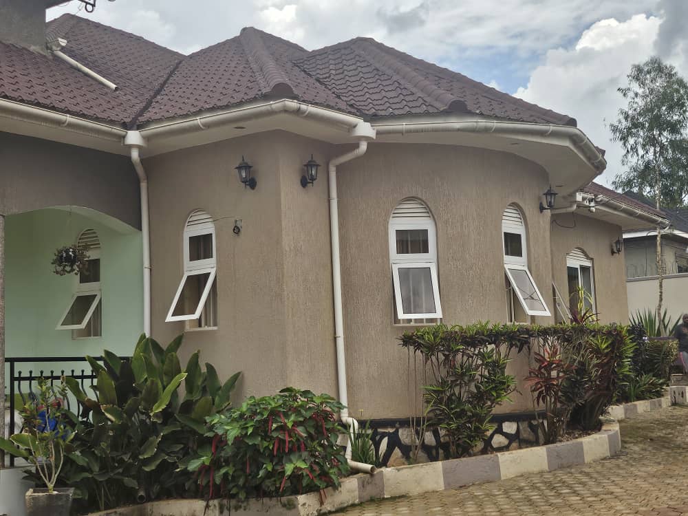 shukranproperty's tweet photo. BANK SALE IN MUKONO 

#4bedrooms, #3bathrooms sitting and dining rooms kitchen and boy's quarters 

Located at Mukono,  Nama

Sited on #25Decimals ~ 100ft by 100ft

Private Mailo ready land title

Priced at  #170m Ugx 

0706592177

NOTE❗ ONLY SERIOUS BUYERS SHOULD CONTACT US https://t.co/AzfjDP9LM1