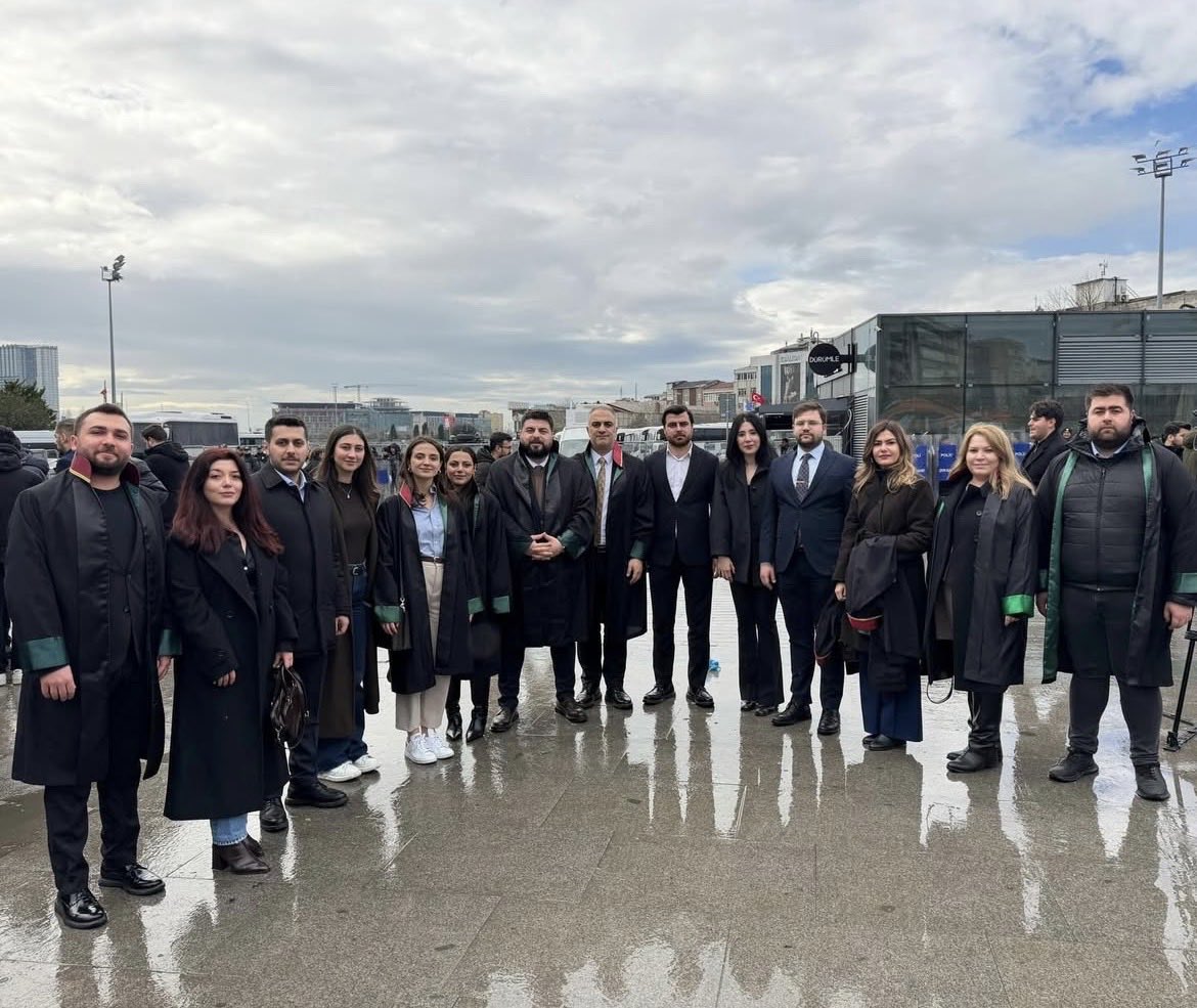 YeniPartiHukuk's tweet photo. Bugünkü karar duruşmasında Gençlik Kolları Genel Başkanımız Cem Aydın hakkında verilen 1 yıl 5 ay 15 gün hapis cezası ifade özgürlüğüne ve demokratik siyasete açık bir gözdağıdır.

Gençliğin sesini kısmaya çalışanlar bilsin ki; bu mücadeleyi susarak değil, direnerek kazanacağız. https://t.co/JPjtCNL8cS
