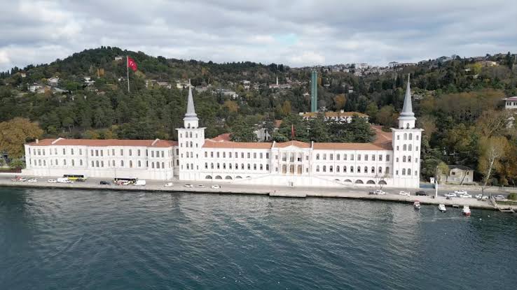 * Kuleli, Kuleli mi? *

Kafama taktım ya bir kere.
Cevabını bulamazsam uyuyamazdım!

Mevzu,

Kuleli Askeri Lisesi Binası.

Bu bina ilk 2. Mahmut döneminde, 1828 yılı nda, süvari kışlası olarak yapılmış. İlerleyen yıllarda karantina olarak kullanılmış.

Sonrasında 1. Abdülmecit