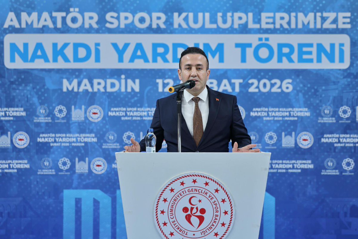 Mardin_Valiligi's tweet photo. 📌Amatör Spor Kulüplerine Ayni ve Nakdi Destek Programı Töreni

Valimiz Sayın @tuncay_akkoyun ;
Valiliğimiz, Büyükşehir Belediyesi ve Gençlik ve Spor İl Müdürlüğü işbirliğinde düzenlenen "Amatör Spor Kulüplerine Ayni ve Nakdi Destek Programı" Törenine katıldı.

Artuklu Spor Salonunda düzenlenen tören, saygı duruşunda bulunma ve İstiklal Marşı'nın okunmasıyla başladı. Halk Oyunları gösterisinden sonra Gençlik ve Spor İl Müdürü Beytullah Birik açılış konuşması gerçekleştirdi.

Programda hitap eden Sayın Valimiz;
"Gençlerimizin spora yönlendirilmesi, sağlıklı, özgüveni yüksek, üretken, disiplinli, azimli ve takım ruhu kazanan bireyler olarak yetişmeleri ayrıca amatör sporun gelişmesi, sporun tabana yayılması ve her yaştan hemşehrimizin sporla buluşması açısından büyük önem taşımaktadır.

Mardin Büyükşehir Belediyemiz, amatör sporun her alanda gelişmesi için önemli destekler vermektedir. Okullarımızda spor kültürünü yaygınlaştırmak, her öğrencimizin bir spor dalıyla tanışmasını sağlamak ve yetenekli gençlerimizi desteklemek amacıyla önemli adımlar atıyoruz. 

Üç yıl önce ilimizde yalnızca 1 okul spor takımı bulunmaktaydı. Bugün ise, yaptığımız çalışmalar, eğitim camiamızın gayreti ve Mardin Büyükşehir Belediye’mizin desteğiyle bu sayı 113 okul spor takımına ulaşmıştır. 

Bizler, Mardin’imizin her alanda daha da gelişmesi ve kalkınması için durmadan çalışıyoruz, çalışmaya da devam edeceğiz. Bu kapsamda; bu yıl içerisinde 113 okul spor kulübümüze 5 Milyon 600 Bin TL, 118 Amatör Spor Kulübümüze 5 Milyon 900 Bin TL olmak üzere toplamda 11 Milyon 500 Bin TL nakdi destek verdik. Bu destekler; gençlerimizin spora erişimini kolaylaştırıp, okullarımızda spor bilincinin kökleşmesine, kulüp sayılarının artmasına ve spor alanında başarılarımızın kalıcı hale gelmesine vesile olacaktır buna yürekten inanıyorum. Buradan bir müjdeyi daha paylaşmak istiyorum. Daha önce her kulüp için 50 Bin TL olarak yaptığımız desteği Ağustos ayında 100 bin TL’te çıkarıyoruz.

Ayrıca 60 futbol hakemimize spor malzemesi desteği sağladık. 1.000 adet futbol, basketbol ve voleybol topunu gençlerimize ulaştırdık. 25 okul ve amatör kulübümüzün ulaşım ve iaşe ihtiyaçlarını karşıladık.

Mardin Büyükşehir Belediyemiz ve Gençlik Spor İl Müdürlüğümüz iş birliği protokolü çerçevesinde, Mardin 21 Kasım Şehir Stadı için 65 Milyon TL, Hamzabey Doğal Çim Yüzeyli Sahamız için ise 24 Milyon 658 Bin TL tutarındaki projeleri gerçekleştirerek tesisleşme hamlemizi devam ettiriyoruz.

İnanıyorum ki devletimizin yaptığı yatırımlar ve destekler Mardin’imizden dünya çapında sporcuların yetişmesine vesile olacaktır. 

Yeni spor tesislerinin yapımı, mevcut alanların iyileştirilmesi, gençlerimizin sporla buluşmasını sağlayan kurslar ve turnuvalar, kulüplerimize yapılan malzeme ve altyapı destekleri ile Mardin’imizin her köşesinde gençlerimizin sporla buluşması için el birliğiyle çalışmalarımızı sürdüreceğiz. 

Mardin’imizde, her alanda spor kültürünü oluşturmak için Mardin Büyükşehir Belediyemiz, Gençlik ve Spor İl Müdürlüğümüz ve diğer tüm kurumlarımızla birlikte hareket ederek spora desteğimizi sürdüreceğimizi buradan bir kez daha ifade etmek istiyorum. Bugün burada yaptığımız ayni ve nakdi desteklerin şehrimize, gençlerimize ve tüm spor camiamıza hayırlı uğurlu olmasını diliyorum." ifadelerinde bulundu.

Programa ayrıca; Vali Yardımcısı İbrahim Engin Şenay, Artuklu Kaymakamı Muhammet Öztabak, Genel Sekreter Vekili Ahmet Seydaoğulları, AK Parti İl Başkan Vekili Şahin İlhan, MHP İl Başkanı Ferhan Bozkuş, Kamu Kamu ve Kuruşları Amirleri, Sivil Toplum Kuruluşları Yöneticileri, sporcular ve vatandaşlarımız katıldı.

@iletisim 
@TC_icisleri