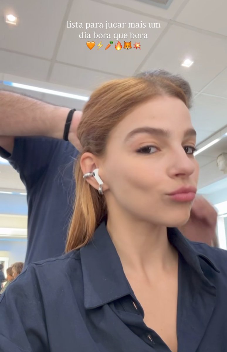 A ROUPA COM OS BOTÕES ABERTOS