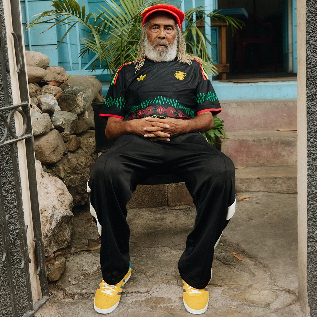 🚨 𝗔𝗗𝗜𝗗𝗔𝗦 𝗗𝗘́𝗩𝗢𝗜𝗟𝗘 𝗟𝗘𝗦 𝗡𝗢𝗨𝗩𝗘𝗔𝗨𝗫 𝗠𝗔𝗜𝗟𝗟𝗢𝗧𝗦 𝗗𝗘 𝗟𝗔 𝗝𝗔𝗠𝗔𝗜̈𝗤𝗨𝗘, 𝗜𝗡𝗦𝗣𝗜𝗥𝗘́𝗦 𝗗𝗨 𝗥𝗘𝗚𝗚𝗔𝗘 ! 🤩🇯🇲

Les tenues rendent hommage à Bob Marley et intègrent des références subtiles à la culture Reggae. 🤩

Ici on valide à 100%. 🥵