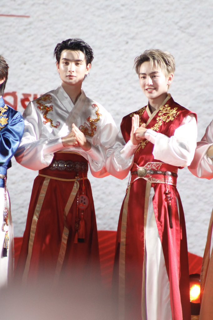 ลายมังกรกับลายดอกเหมย perfect match 

🐉💐 

CNY ICONSIAM WITH BUS

#KHUNPOL #HEARTchuthiwat 
#BUSCNYatICONSIAM