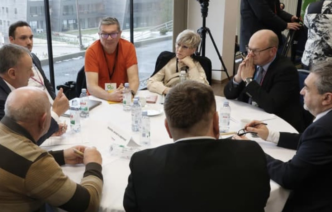 BojanPozar's tweet photo. Zdaj pa bo. Na današnji programski konferenci @VPrebilic #Prerod v mariborskem hotelu Arena tudi nekdanji novinar, danes pa državni uradnik srednjega nivoja Zoran Potić (v rdeči majici), bivša poslanka LMŠ Lidija Divjak Mirnik in nekoč LDS-ovski župan Ptuja Štefan Čelan. https://t.co/WSGiMTs8Lt