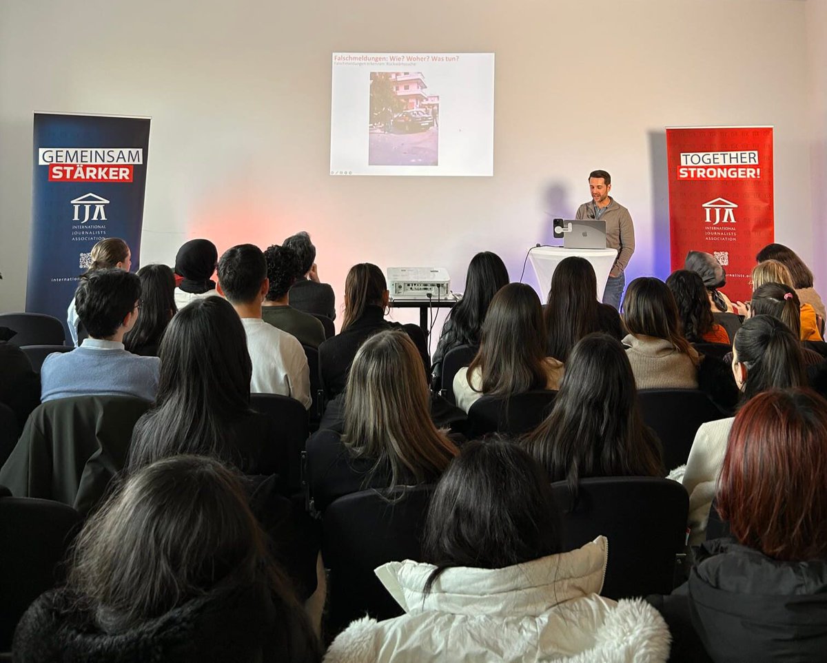 TruthLab Talks serisinde ilk konu: Dezenformasyonla Mücadele

IJA Academy, TruthLab Talks serisinin ilk buluşmasını gerçekleştirdi.
AB projesi TruthLab kapsamında düzenlenen etkinlikte, gazeteci, tarihçi ve içerik üreticisi <a href="/MrWissen2go/">Mirko Drotschmann</a>, Mirko Drotschmann gençlerle buluştu.