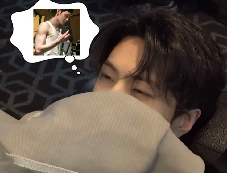 jongxpaws's tweet image. No one and I mean NO ONE gets as excited as jay when sunghoon shows his muscles/biceps like this is him 24/7: