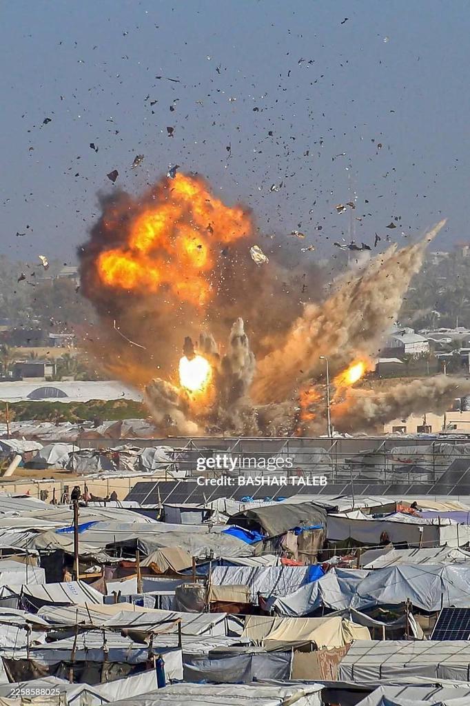 والله أن الساكتين والمتخاذلين والذي يغضون الطرف عن مايحصل في غزة.. 
لهم أشد إجراماً وبشاعتاً عن ما يرتكبه الصهاينة عليها. 
إحدى غارات العدو الصهيوني اليوم على مواصي خانيونس وارتقى عدد مم الشهداء بينهم اطفال ونساء. 
#غزة_تحت_القصف