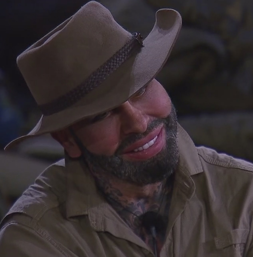 ibesbbs's tweet photo. arielle ist echt egal, womit sie sendezeit bekommt. heute: ein bisschen flat earthener spielen und sich dumm stellen #ibes https://t.co/qRy23OBpDk