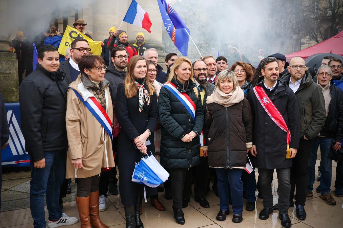 DamienObrador's tweet photo. Présents ce matin à Bordeaux avec @diaz_edwige, @jrechagneux et @NadineLechonRN pour témoigner de notre indéfectible soutien aux policiers.

Chaque jour, ils assurent notre sécurité, souvent dans des conditions indignes. Cela ne peut plus durer. Il est temps d’agir ! 

#JeSoutiensLaPolice
@alliancepolice