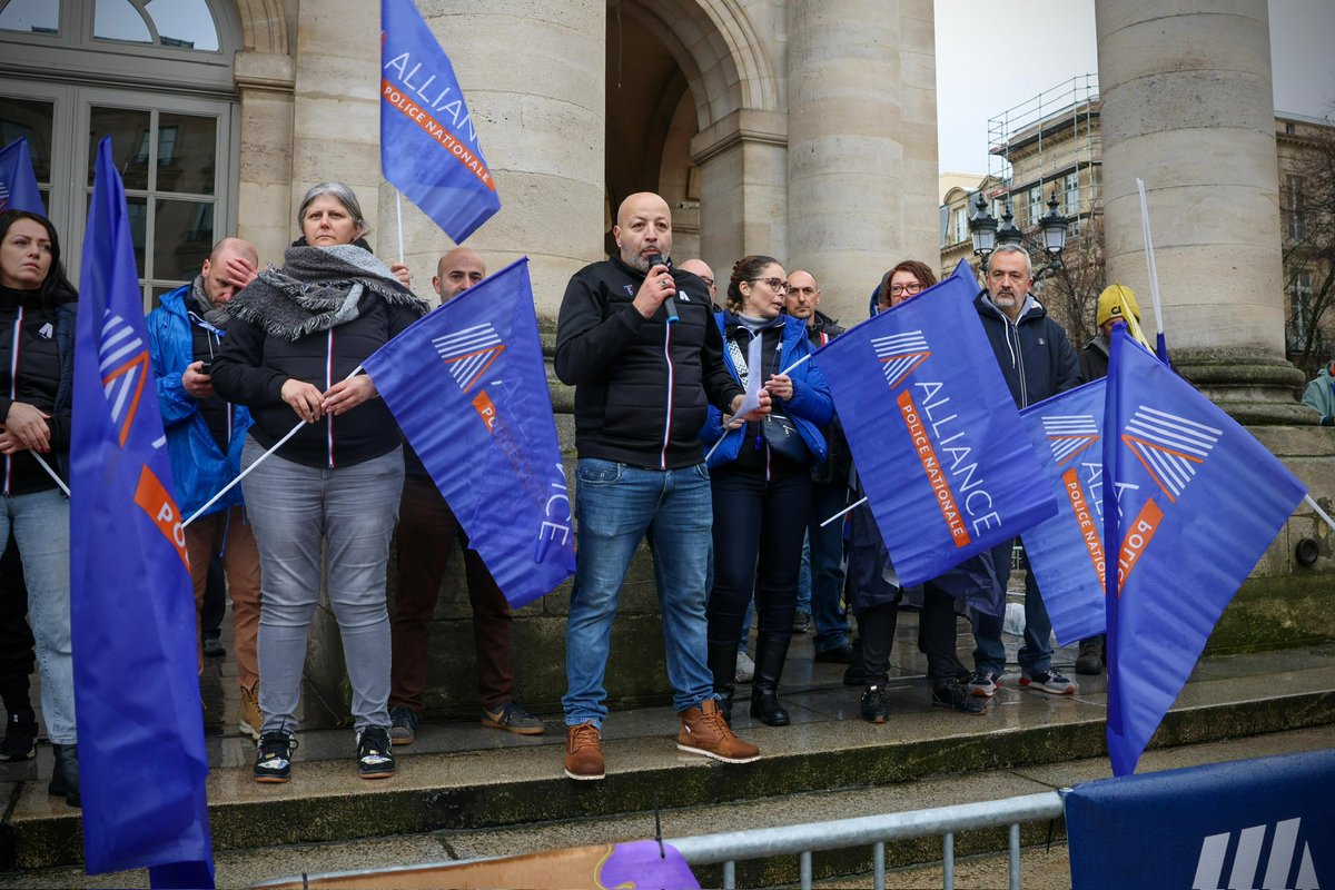 DamienObrador's tweet photo. Présents ce matin à Bordeaux avec @diaz_edwige, @jrechagneux et @NadineLechonRN pour témoigner de notre indéfectible soutien aux policiers.

Chaque jour, ils assurent notre sécurité, souvent dans des conditions indignes. Cela ne peut plus durer. Il est temps d’agir ! 

#JeSoutiensLaPolice
@alliancepolice