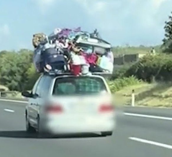 Avvistata la macchina per il loro trasloco, per il momento trasportano solo l'essenziale: i cappellini e le mutande blu per Cri, i profumi di Ariana Grande e la scorta di tabacco per Tota📦 #senzagnocca