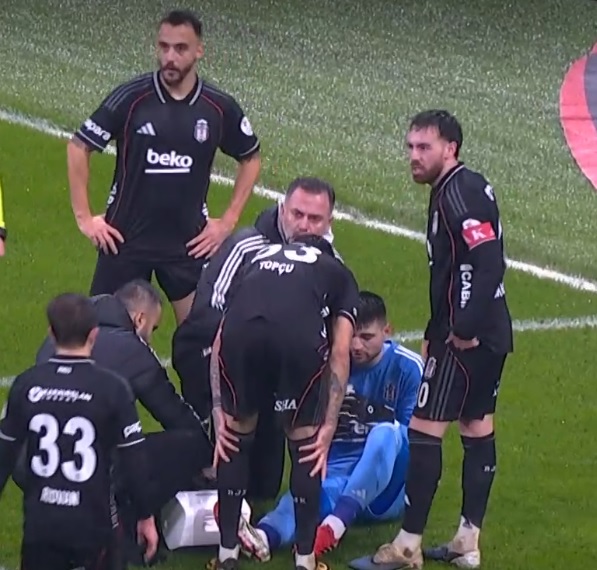 Beşiktaş'ın bugün yaşadıkları:

- 2 şut direkten döndü. 
- El Bilal Toure, Alanyaspor maçında cezalı duruma düştü.
- Güncel kadroda tek santrfor Mustafa Hekimoğlu kaldı. 
- Yeni transfer Asslani oyuna girdikten 5 dakika sonra kırmızı kart gördü. 
- Ersin Destanoğlu sakatlık