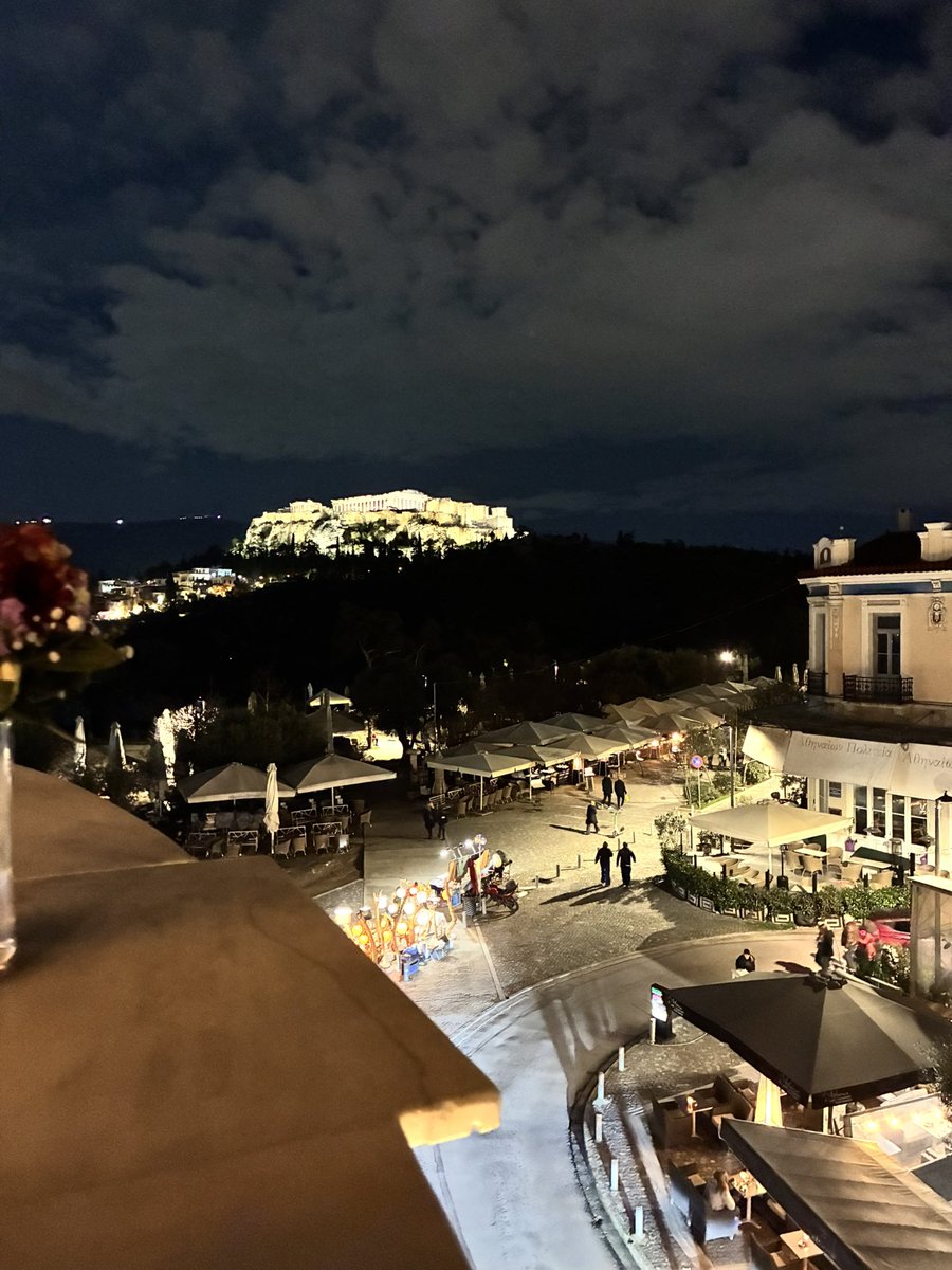 youngerdee's tweet photo. my god athens at night is unreal https://t.co/jkts0tSjqO