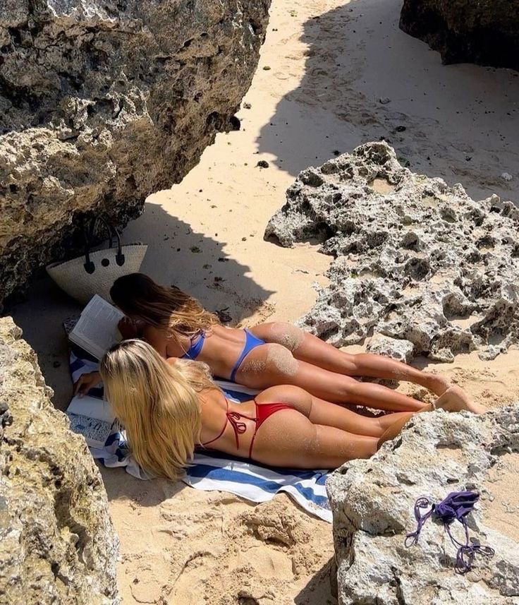 herframer's tweet image. red or blue?