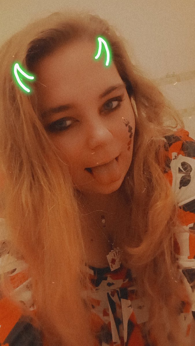 Mrsgrey1002's tweet photo. Wünsche euch einen schönen Samstag Abend 😘 bisschen jecke Stimmung machen 🤪😜 https://t.co/rmEnhIgfmu