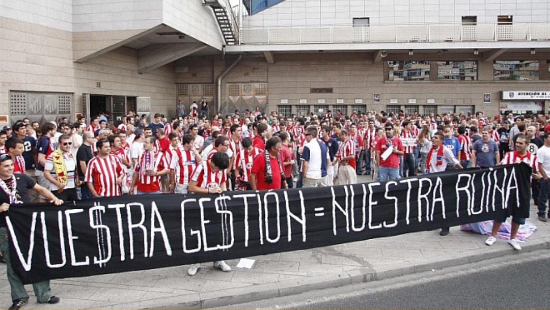 andthenine_'s tweet image. Anticholistas, cerrad el pico de una santa vez y apuntad al palco. APUNTAD AL PALCO.

DIEGO PABLO SIMEONE ESTÁ COMPITIENDO POR ENCIMA DE LO QUE OFRECE EL EQUIPO.

QUIÉN PITA A SIMEONE NO ES DEL ATLÉTICO DE MADRID.