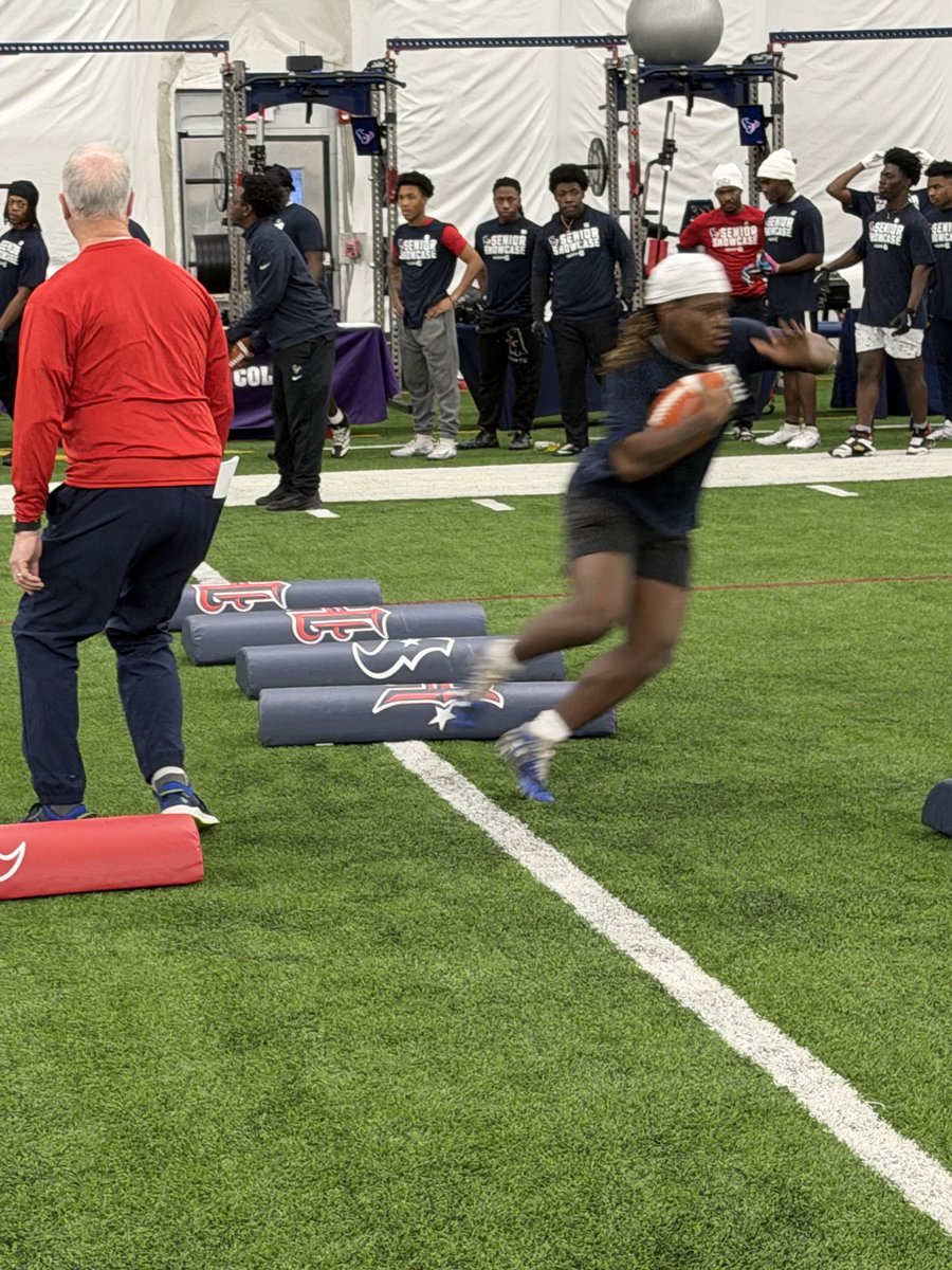 CoachWilson1980's tweet image. @davis__football @CoachKChatham 

#RecruitBOD

@davis__football 

Excellent event out on @HoustonTexans 

Given schools a platform and Athletes an opportunity to showcase their talent and earn scholarships and opportunities for a degree.