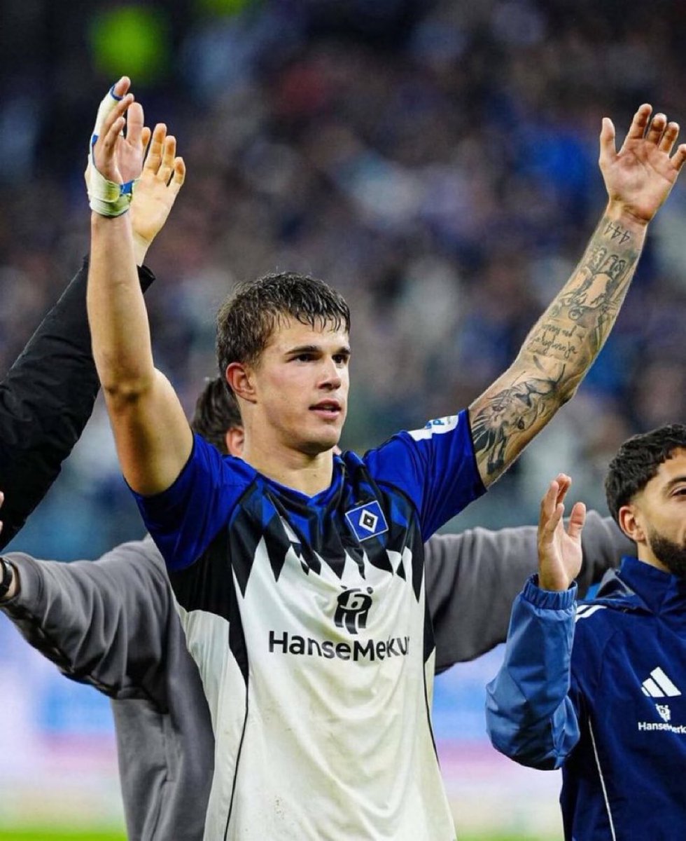 Luka Vuskovic, geçen sezon Belçika Pro Ligi'nde 7 gol attı ve 2 asist yaptı.

Bundesliga'da Hamburg formasıyla şu ana kadar 4. golünü attı.

O bir STOPER!