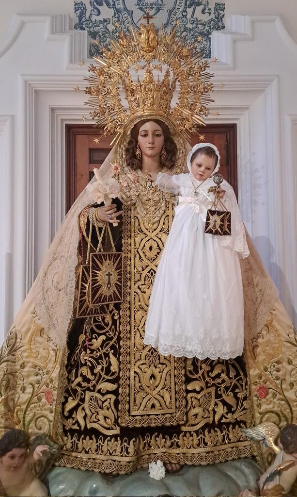 Qué suerte llegar al Carmen y encontrar a la Virgen tan cerca.